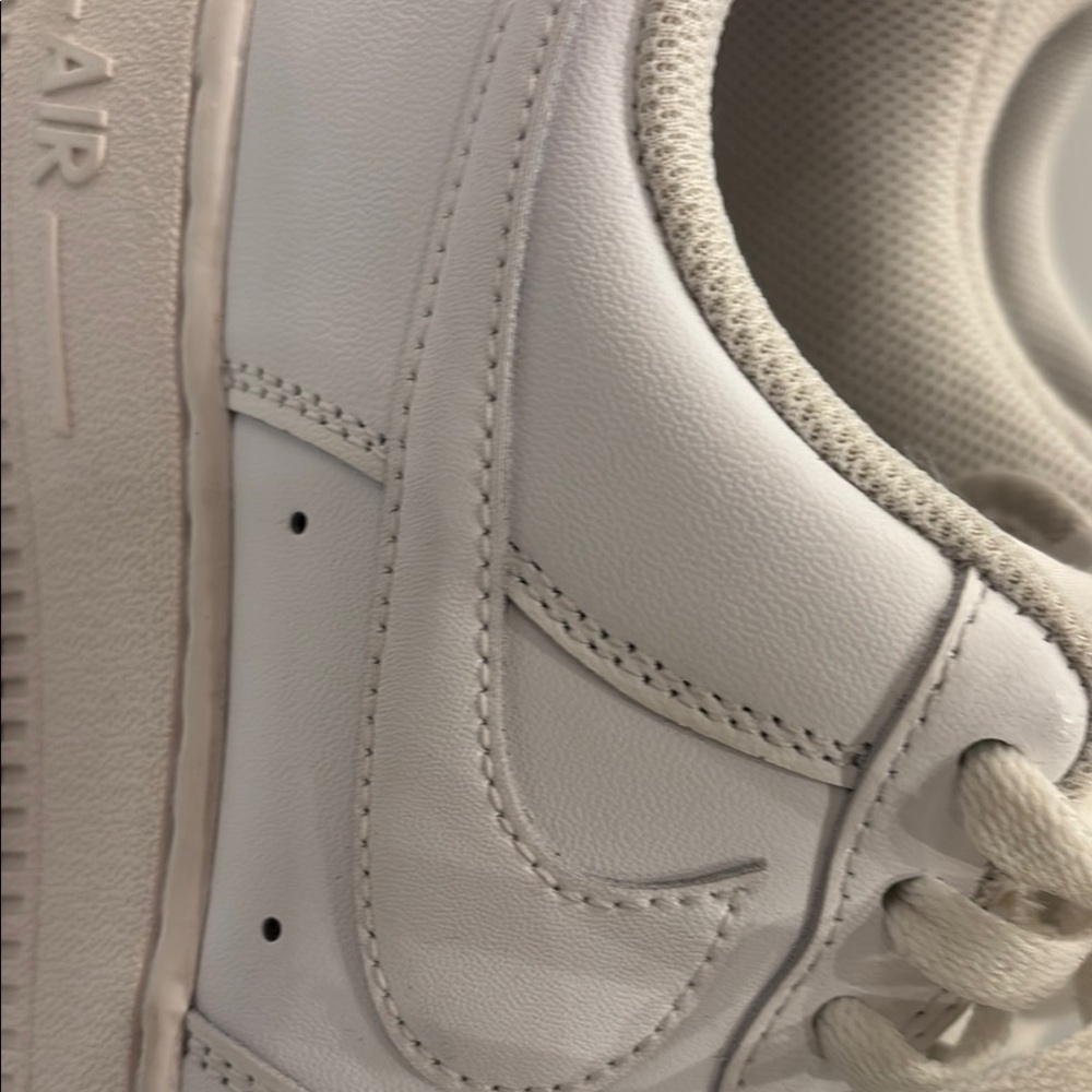 Nike Air Force 1 Women’s Triple White Sneakers 8.5 MINT CONDITION - Picture 7 of 9